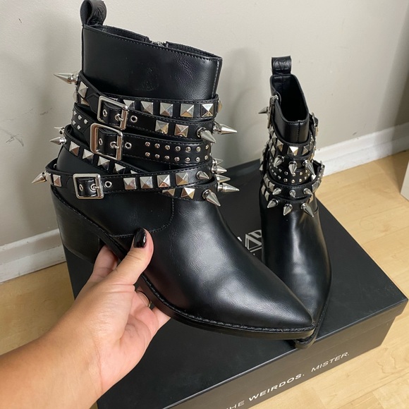 Size 7
Faux Leather.
- Pointed Toe.
- Strap Feature w. Mix Studs.
- 2" Heel. - Picture 4 of 5